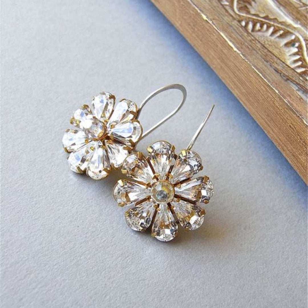 Boucles d’oreilles vintage en forme de fleur aux pétales ornés de cristaux étincelants