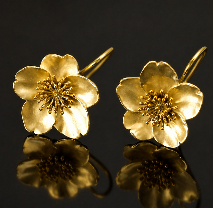 Pendientes clásicos de flor dorada con detalle central dorado