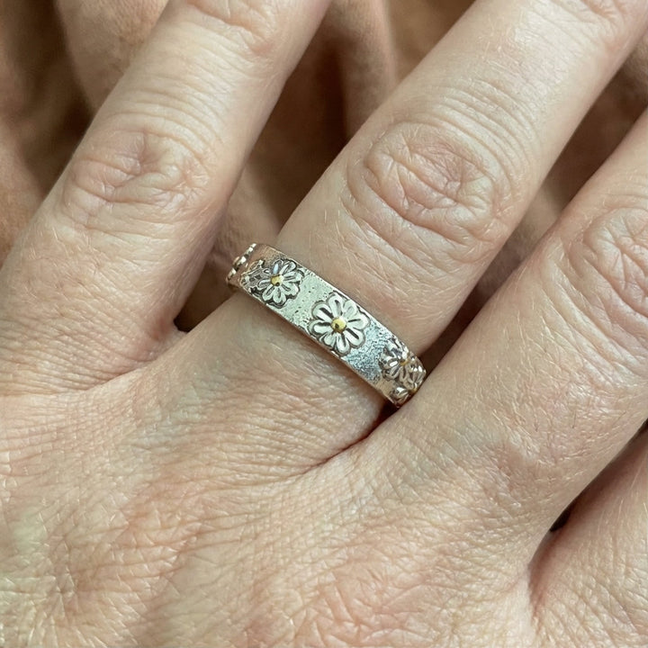 Daisy Scroll Band Ring