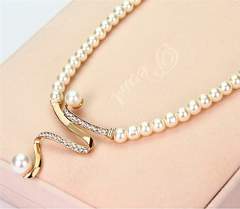 Conjunto de colar e brincos com pérolas naturais