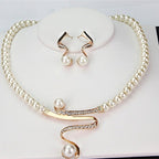 Conjunto de colar e brincos com pérolas naturais