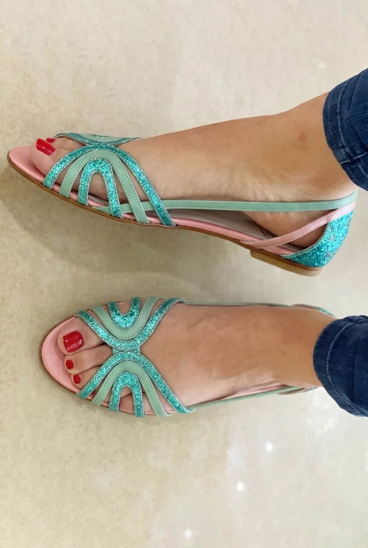 Eleonora | Sandalias doradas, luminosidad de verano