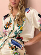 Nika | Conjunto de camisa e calça de cetim com estampa exclusiva, com estilo de resort