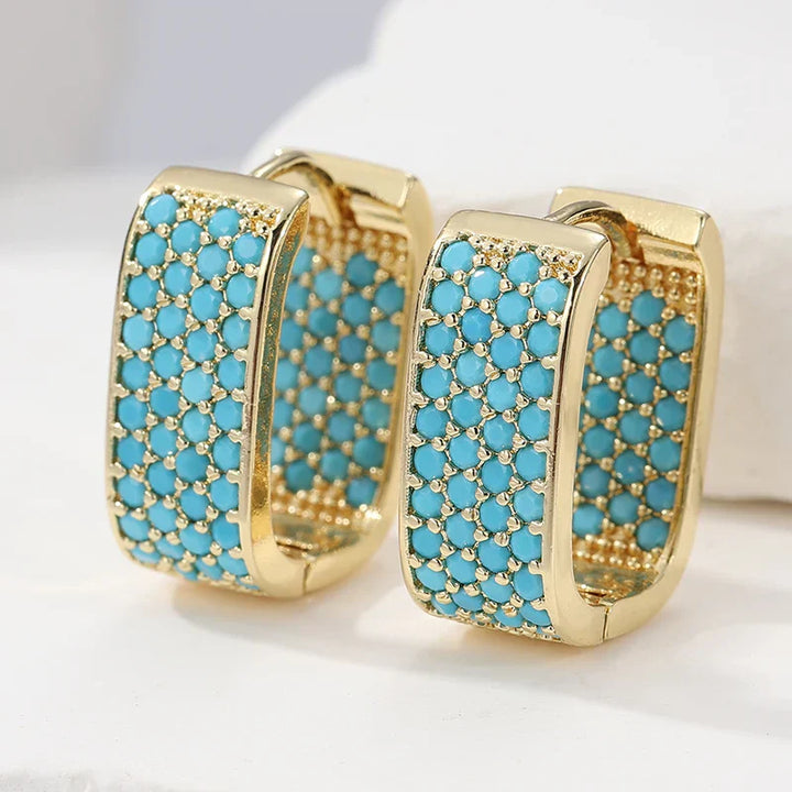 Pendientes huggie dorados con pavé de turquesa
