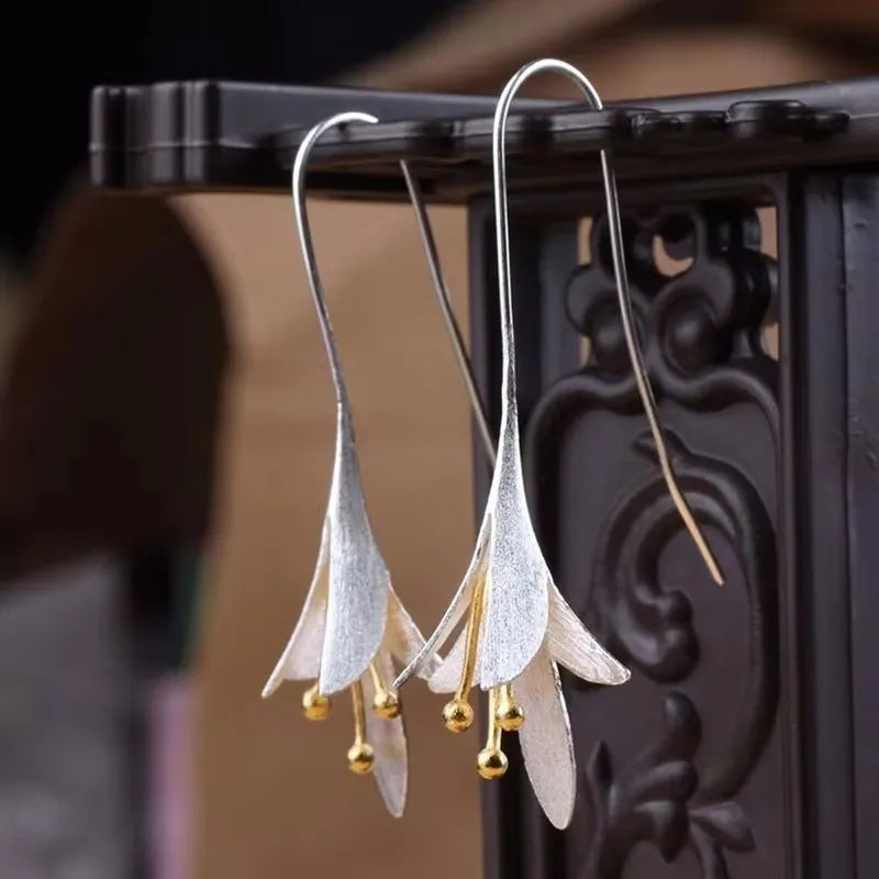 Pendientes modernos colgantes de pétalos en plata cepillada