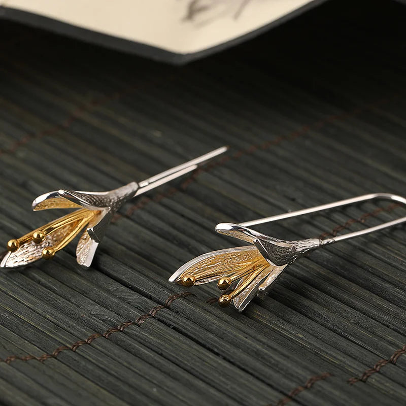 Pendientes modernos colgantes de pétalos en plata cepillada