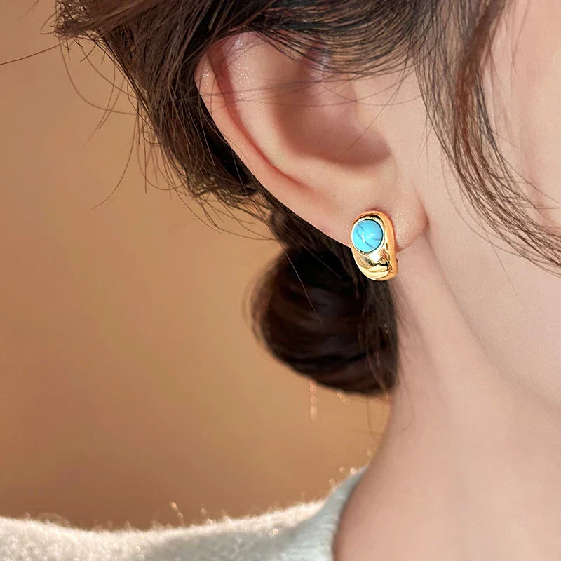 Boucles d’oreilles intemporelles en cuivre courbé et turquoise
