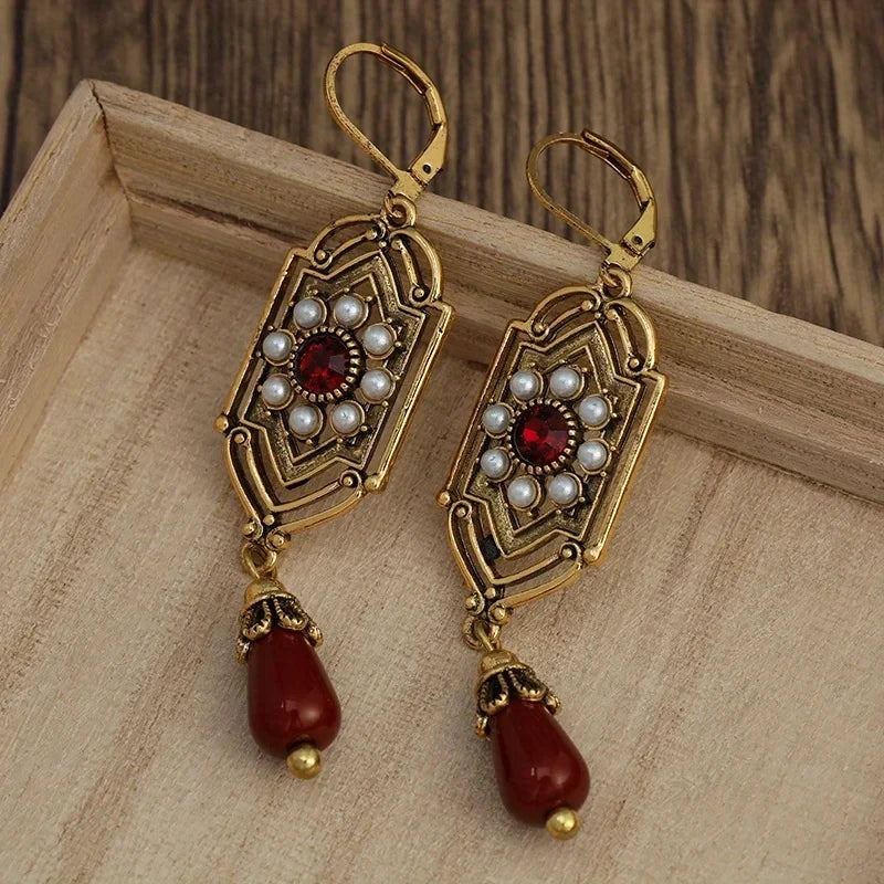 Brincos de gota art déco com granada dourada e pérolas