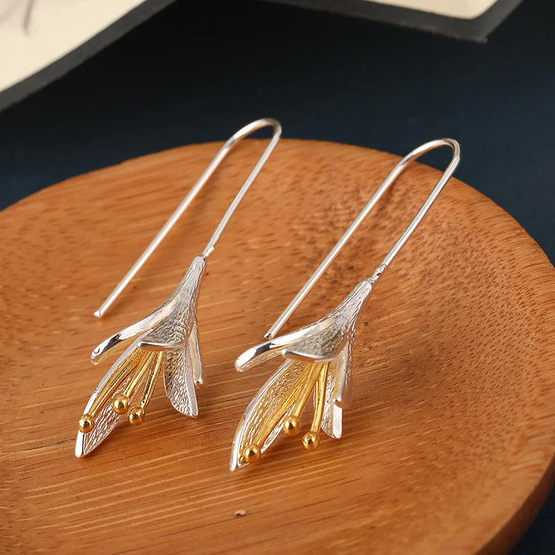 Pendientes modernos colgantes de pétalos en plata cepillada