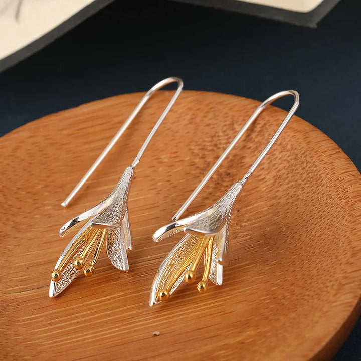 Pendientes modernos colgantes de pétalos en plata cepillada