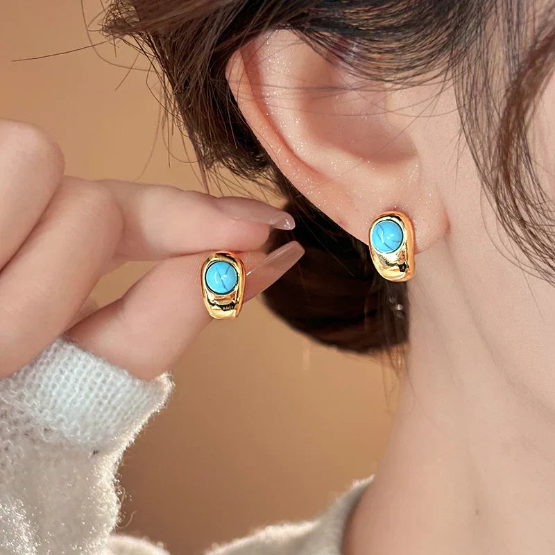Boucles d’oreilles intemporelles en cuivre courbé et turquoise