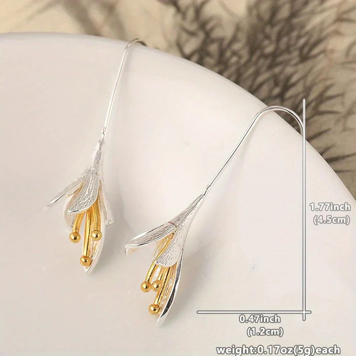 Pendientes modernos colgantes de pétalos en plata cepillada