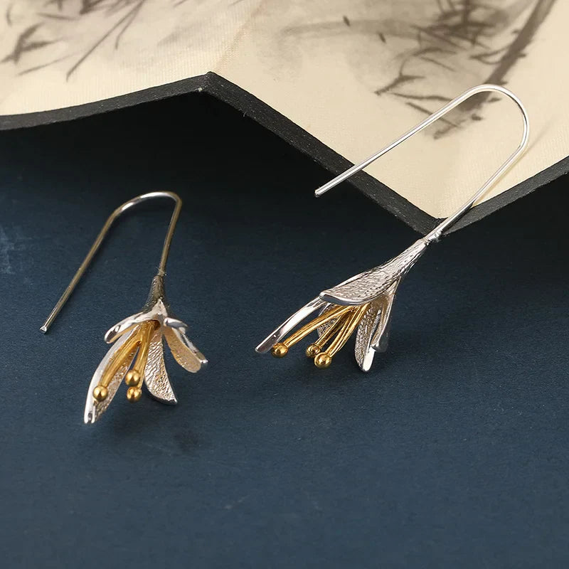 Pendientes modernos colgantes de pétalos en plata cepillada