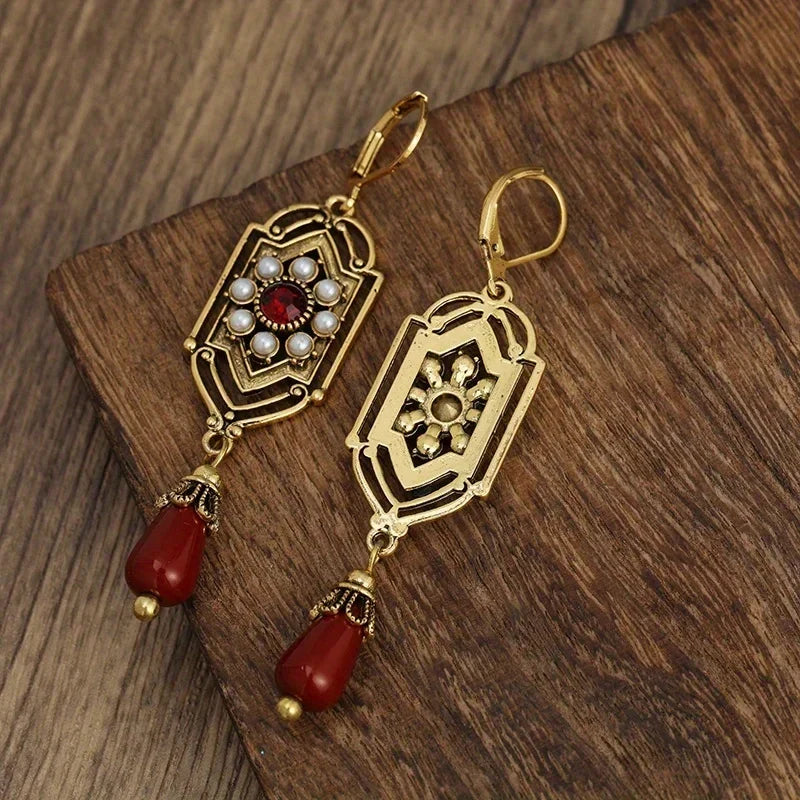 Brincos de gota art déco com granada dourada e pérolas