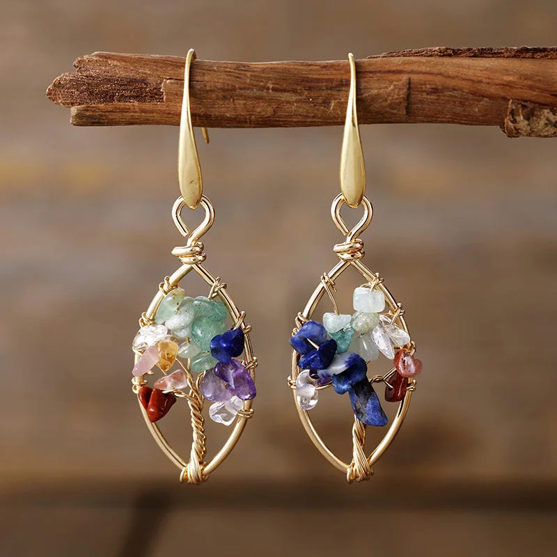 Pendientes de fragmentos de piedras preciosas envueltos en alambre dorado