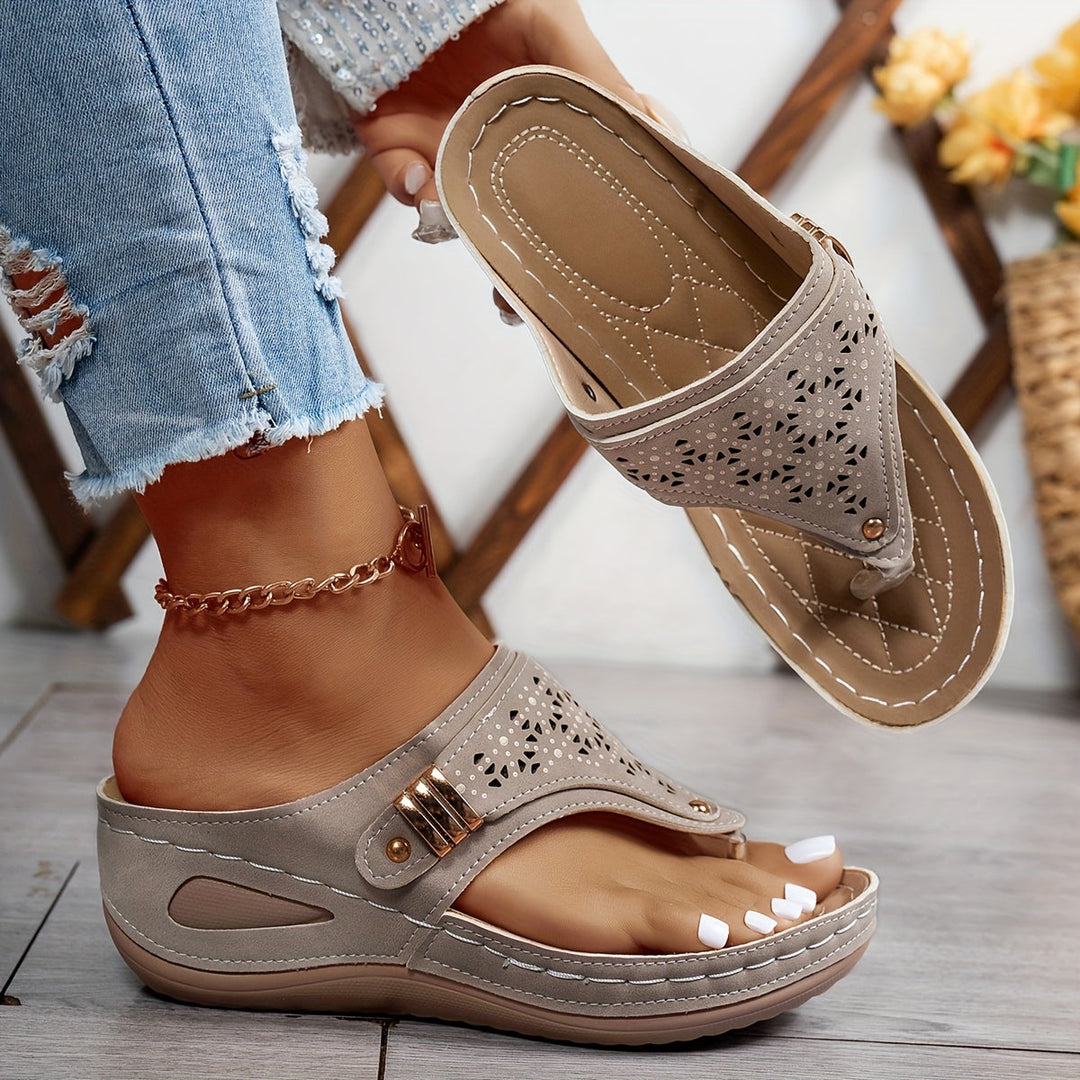 Wendy - Sandalias para caminar con ajuste relajado
