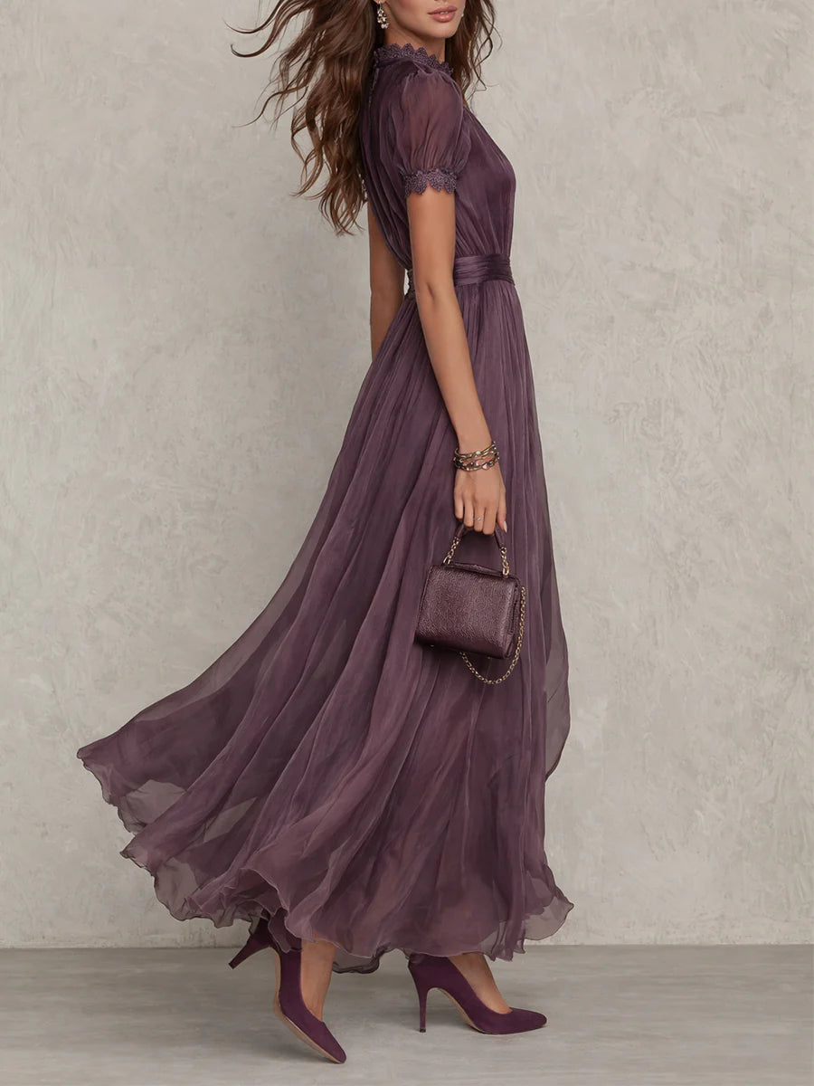 Flavia | Vestido largo morado con escote de abertura y ribete de encaje de gasa