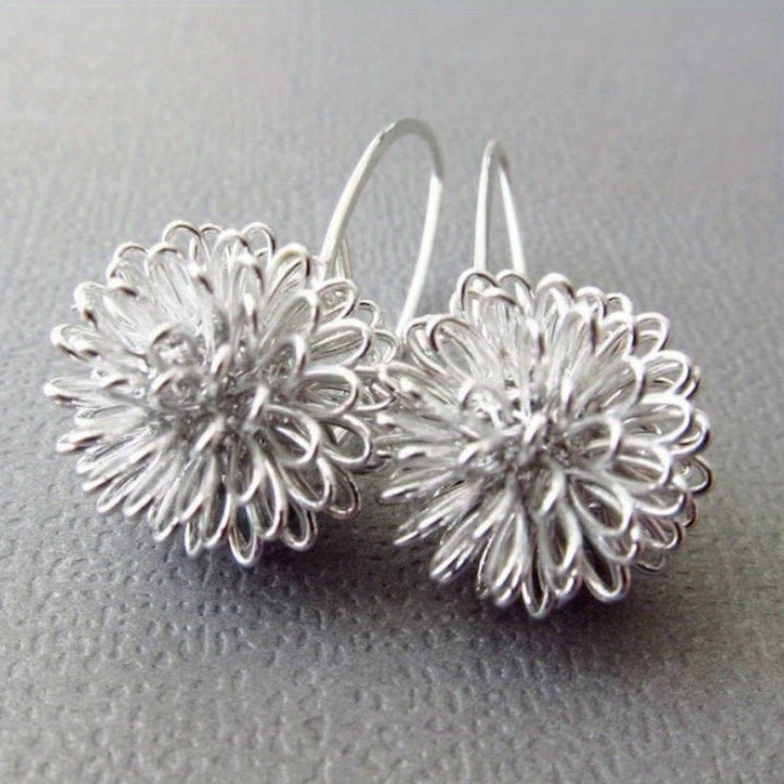 Pendientes colgantes artesanales de alambre de plata con flores
