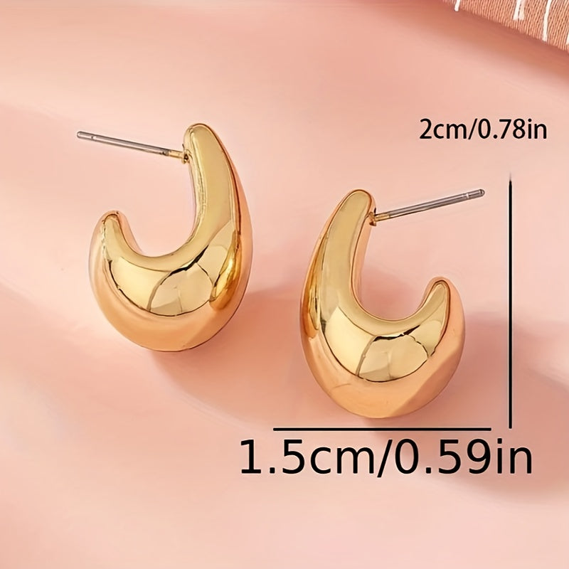 Pendientes minimalistas dorados en forma de C escultórica