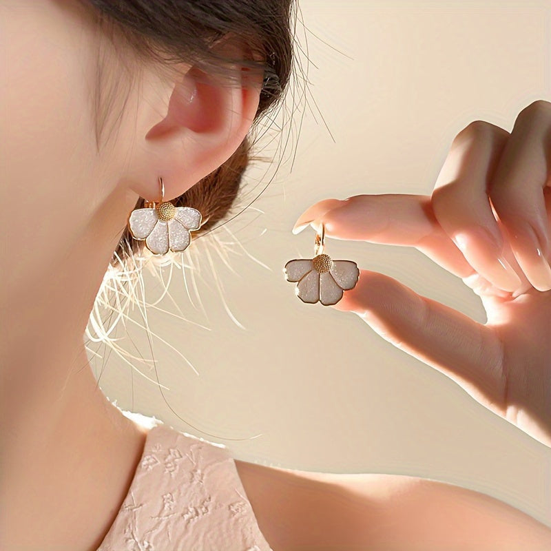 Pendientes colgantes elegantes con flor de cuatro pétalos esmaltada