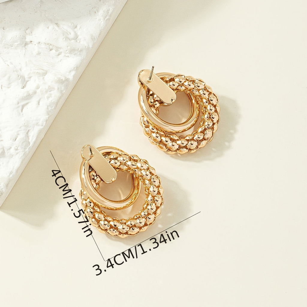 Elegantes pendientes geométricos dorados con diseño circular