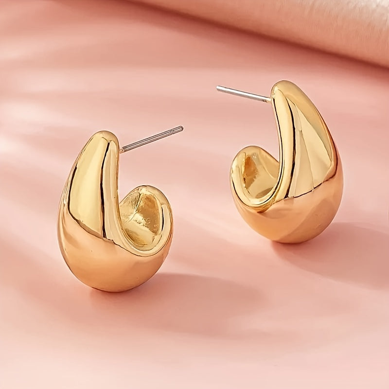 Pendientes minimalistas dorados en forma de C escultórica