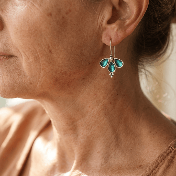 Pendientes artesanales colgantes de vidrio verde azulado con flores