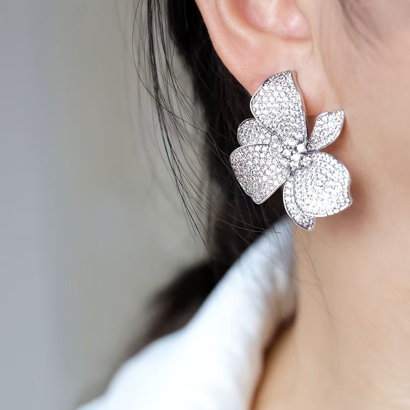 Élégante puce d'oreille fleur scintillante en zircone