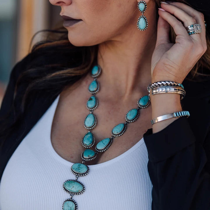 Collar y pendientes vintage elegantes con turquesa llamativa