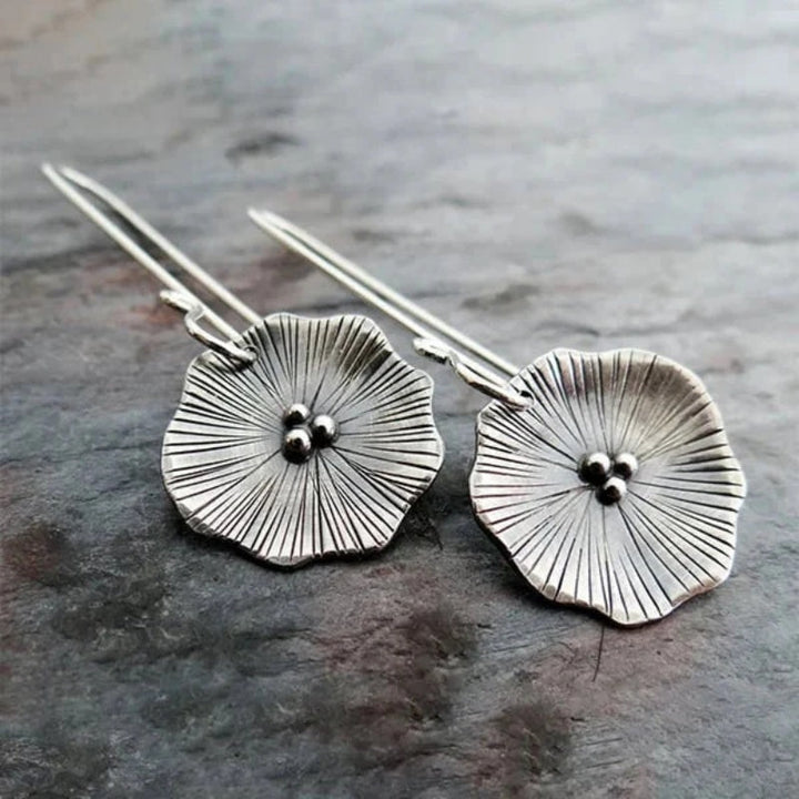 Pendientes colgantes de flor texturizada de plata hechos a mano  