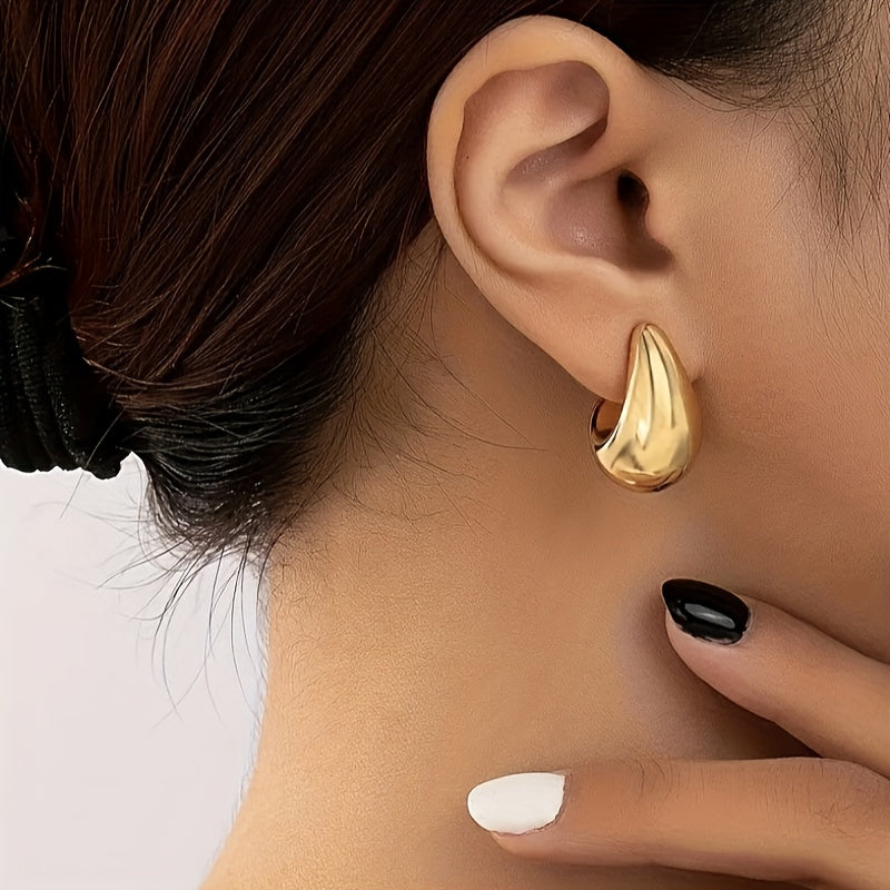 Pendientes minimalistas dorados en forma de C escultórica