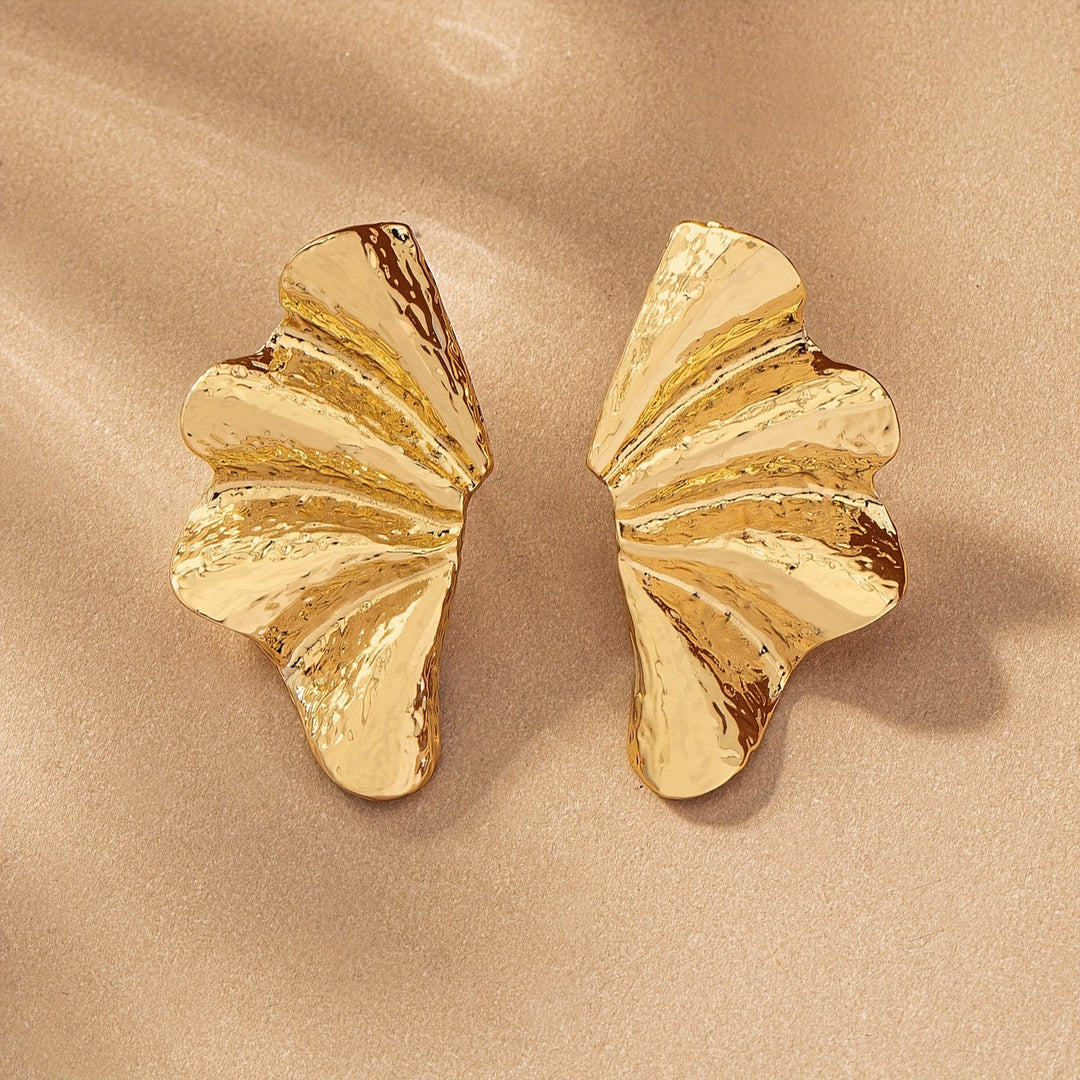 Elegantes Pendientes de Botón Texturizados en Forma de Abanico Dorado