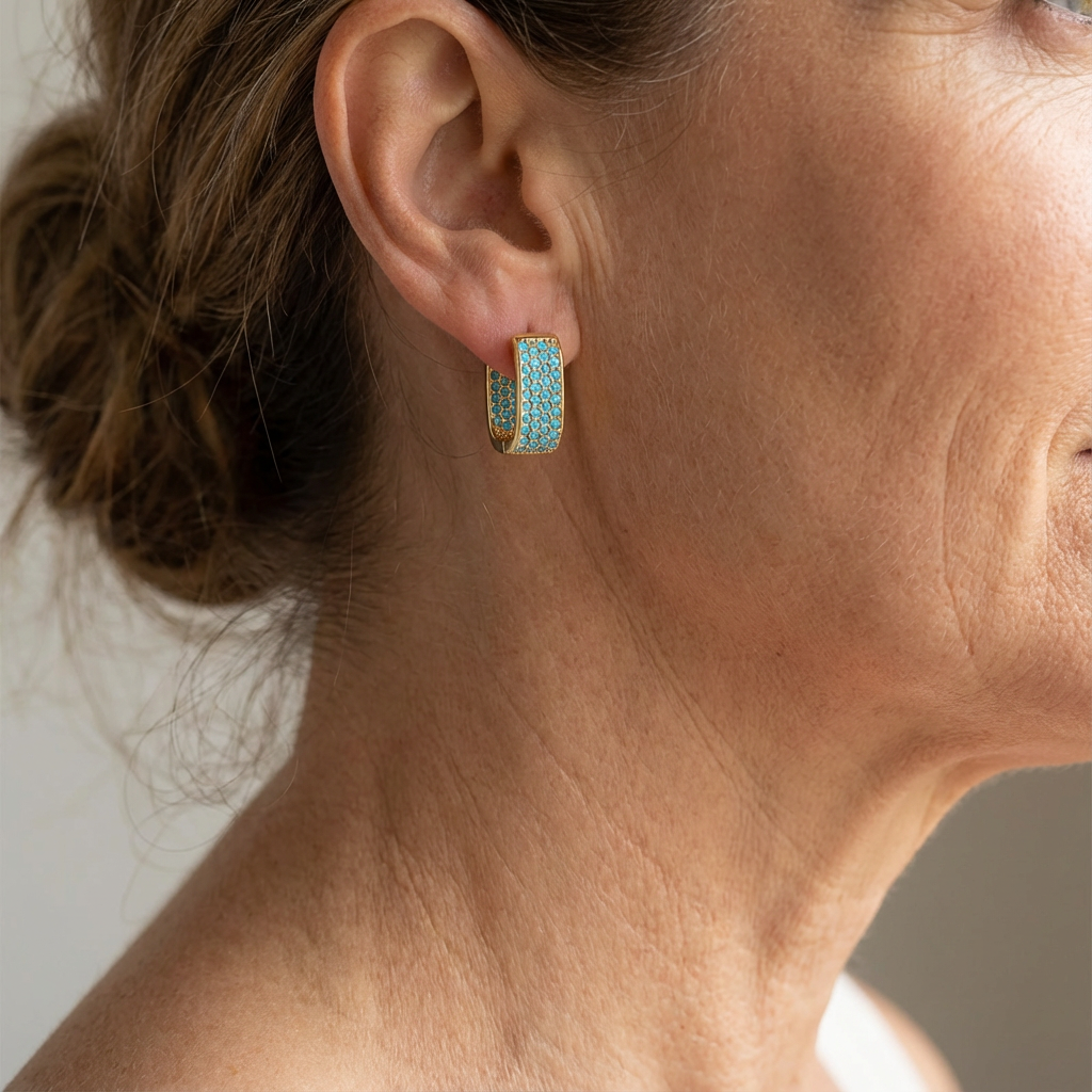 Pendientes huggie dorados con pavé de turquesa