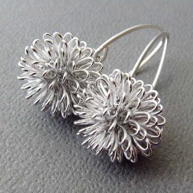 Pendientes colgantes artesanales de alambre de plata con flores