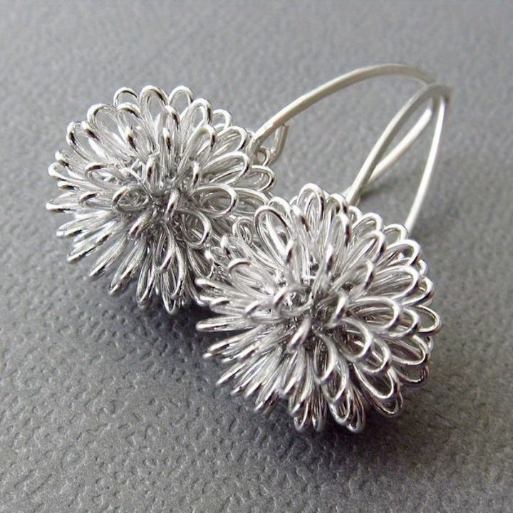 Pendientes colgantes artesanales de alambre de plata con flores