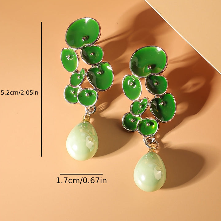 Pendientes colgantes florales esmaltados en verde con lágrima de jade  