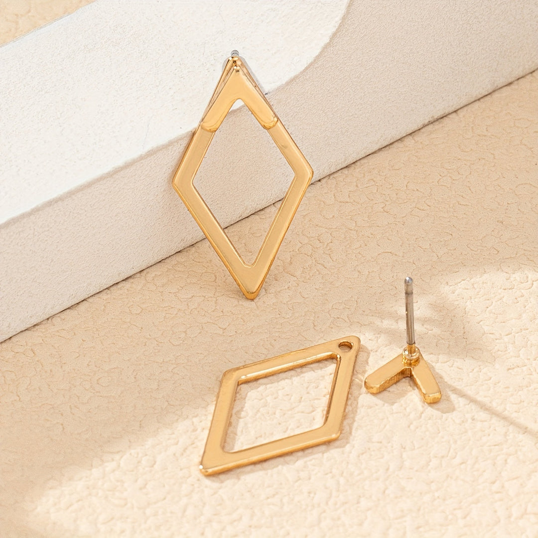 Pendientes geométricos chapados en oro con recortes
