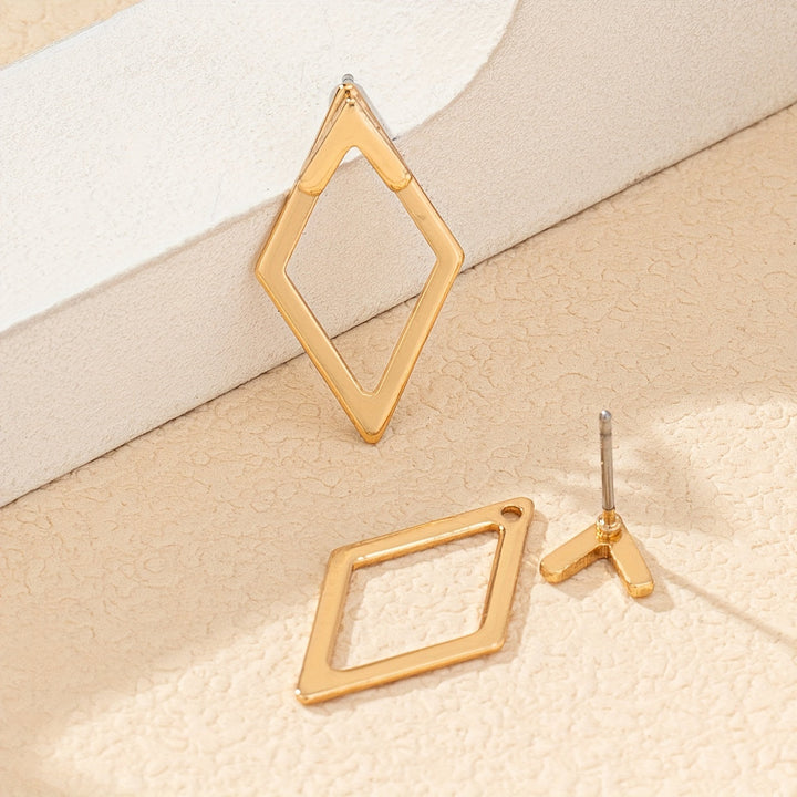 Pendientes geométricos chapados en oro con recortes