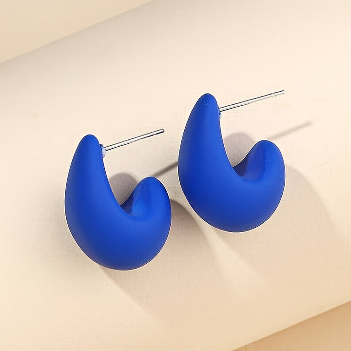 Pendientes minimalistas dorados en forma de C escultórica