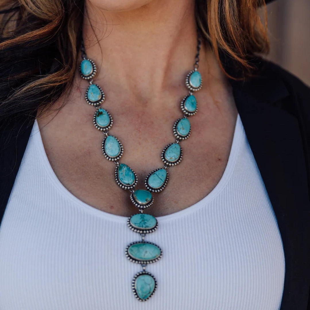 Collar y pendientes vintage elegantes con turquesa llamativa