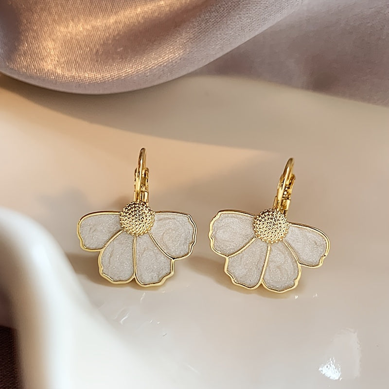 Pendientes colgantes elegantes con flor de cuatro pétalos esmaltada