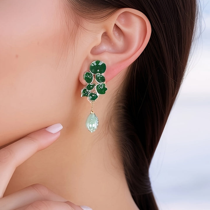 Pendientes colgantes florales esmaltados en verde con lágrima de jade  