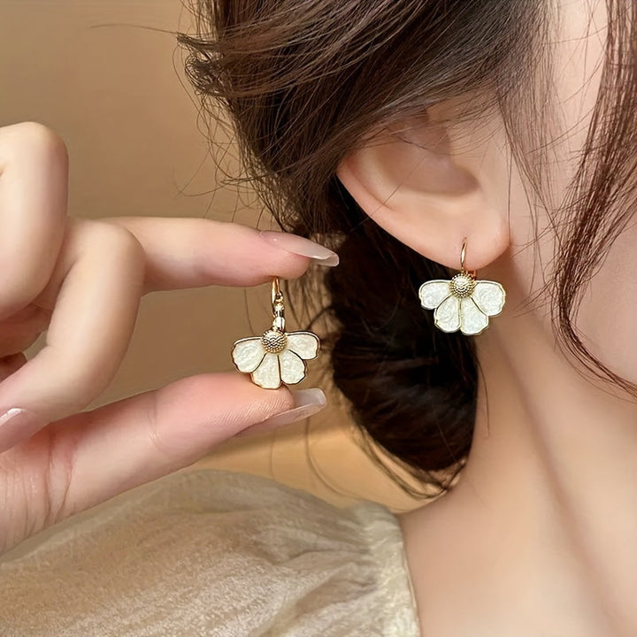 Pendientes colgantes elegantes con flor de cuatro pétalos esmaltada