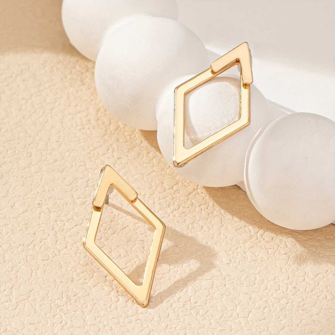 Pendientes geométricos chapados en oro con recortes