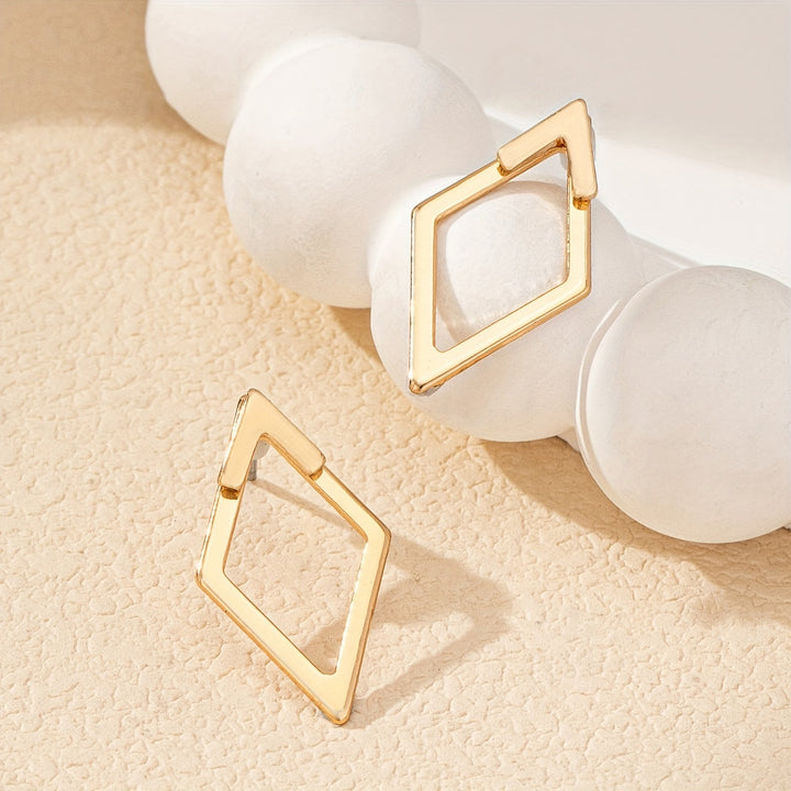 Pendientes geométricos chapados en oro con recortes