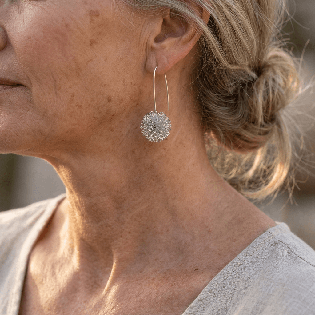 Pendientes colgantes artesanales de alambre de plata con flores