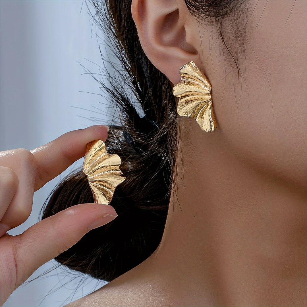 Elegantes Pendientes de Botón Texturizados en Forma de Abanico Dorado