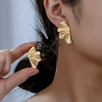 Élégantes puces d'oreilles imposantes en éventail doré texturé