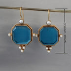 Pendientes colgantes vintage de flor de lis con detalles de vidrio azul