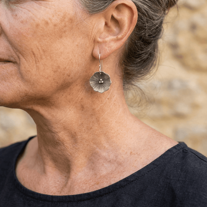 Pendientes colgantes de flor texturizada de plata hechos a mano  